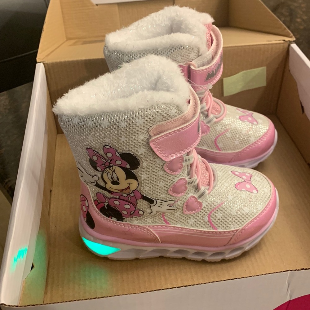 NWT Toddler Size 8 Minnie Mouse light up boots.